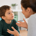 Criança escutando a mãe falar