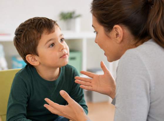 Criança escutando a mãe falar