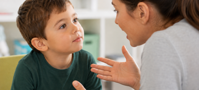 Criança escutando a mãe falar